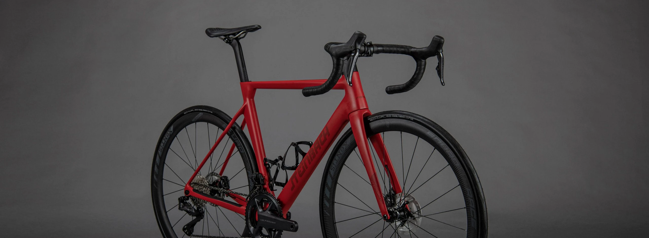 Gerlos Rennrad in Rot mit Integrated Cockpit, komplett aus Carbon gefertigt. Zusammengebaut von Hand in unserer Werkstatt in Kitzbühel Oberndorf.