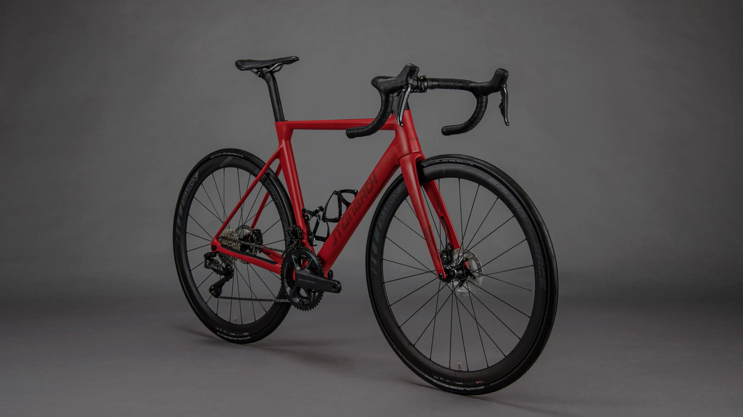 Handgefertigtes Steinbach Carbon Rennrad in Rot angepasst an deine wünsche. wir bauen seit 35 Jahren leichte Fahhräder angepasst an dich egal ob Sram oder Shimano.